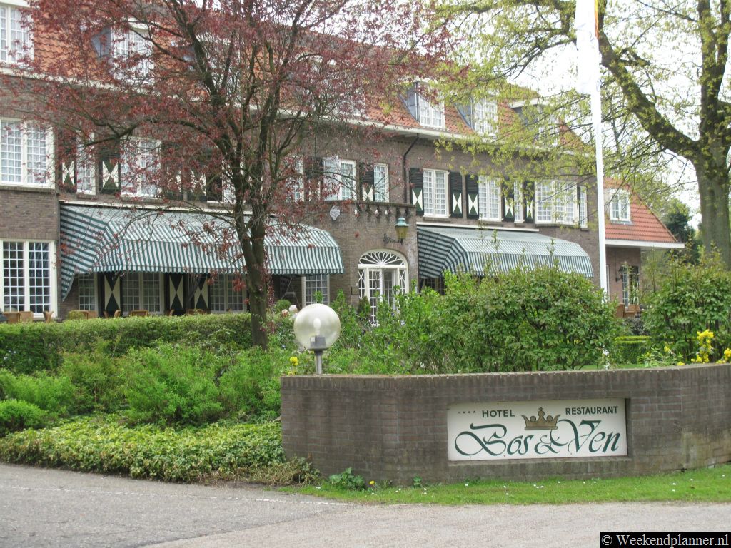 Het Mansion Hotel Bos & Ven is een mooi hotel uit 1919. Het hotel ligt aan de rand van Oisterwijk. Bij het hotel is een goed restaurant. Adres: Klompven 26, Oisterwijk. Tips: De hotels en vakantiehuizen in Oisterwijk.